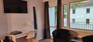 玛丽港艾斯普拉纳德酒店的客厅设有大窗户和电视。