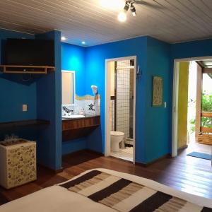 维奥康德马奥铺萨达奥和笛阿瓜酒店的蓝色的浴室设有卫生间和水槽
