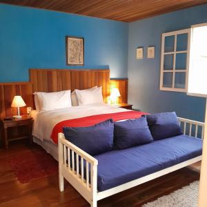 维奥康德马奥铺萨达奥和笛阿瓜酒店的一间卧室配有一张蓝色墙壁的床
