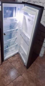 卢那欢纳Lunahuaná CASA DE CAMPO PAULLU的空冰箱,门打开在房间里