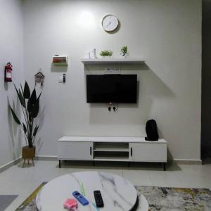 关丹Firdzura Home Semi D的客厅配有白色墙壁上的平面电视。