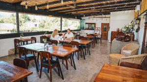圣克鲁兹卡瓦科加瓦精品酒店的两人坐在餐厅桌子旁