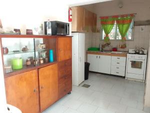 瓜伊马延RHOMBUS HOSPEDAJE Y HABITACIONES的厨房配有木制橱柜和台面