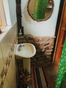 奥兰太坦波Cabaña del viajero.的一间带水槽和镜子的浴室