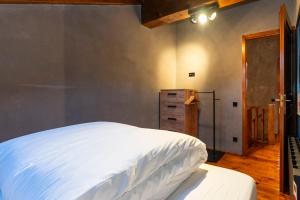 埃尔塔特Pleta del Tarter Lodge的卧室配有白色的床和梳妆台。