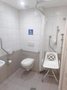布隆方丹SUN1 BLOEMFONTEIN的一间带卫生间和水槽的浴室