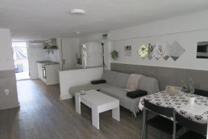 奥利瓦A 50 metros del mar的客厅配有沙发和桌子