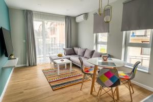 韦林格勒"The House" Апартаменти и Термална зона的客厅配有沙发和桌椅