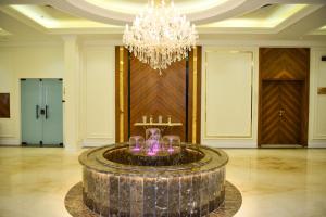 哈费尔巴廷Rose Bark - روز بارك的大房间设有吊灯和带酒杯的喷泉