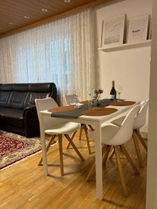 格蒙登Wohnung See- und Bergnähe的用餐室配有桌椅和沙发
