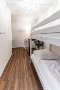 维也纳CENTRAL & AFFORDABLE by JR City Apartments的一间卧室配有两张双层床和一张书桌