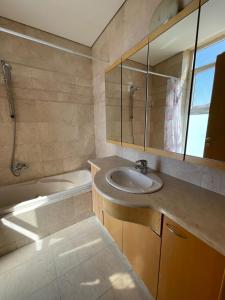 埃拉特Luxury Exclusive Аmdar Resort with Pool Jim Near the Sea שדרות הארגמן 28的浴室配有盥洗盆和浴缸。