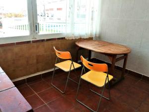 罗萨斯Roses, Puig Rom的桌子和两把椅子
