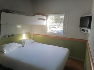 布隆方丹SUN1 BLOEMFONTEIN的卧室配有白色的床和窗户