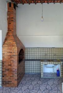 穆里基镇Casa Costa Verde-Muriqui的砖墙房里的砖炉