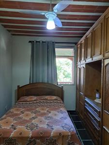 穆里基镇Casa Costa Verde-Muriqui的一间卧室配有一张床和吊扇