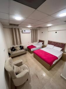 开罗Cairo de casa hostel的一间卧室配有两张床、一张沙发和一张床。