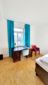 曼海姆Helles Zimmer mit Kingsize-Bett的一间卧室配有书桌、床和窗户。