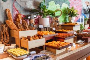 芽庄OCEANFRONT PANORAMA RESIDENCE的面包店,提供不同类型的面包和糕点