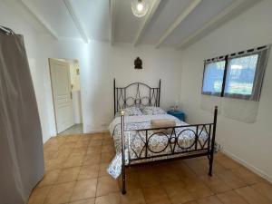 普罗旺斯艾克斯Superbe annAix de villa的卧室位于客房的角落,配有一张床