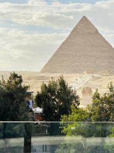 开罗Prince Pyramids Inn的从建筑中欣赏到吉萨金字塔的景色