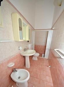 莫尔恰诺-迪罗马涅Villetta Il Boschetto Torre Vado的一间带水槽和卫生间的浴室