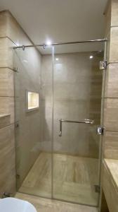 开罗صن سيتي的浴室里设有玻璃门淋浴