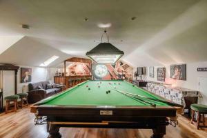 LydbrookMireystock Indoor Pool, Games Bar, Spa Steam Cabin的客厅配有台球桌