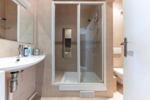 巴黎Studio sur les Quais de Seine的浴室里设有玻璃门淋浴