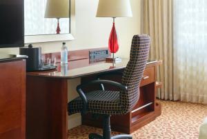 亚特兰大Atlanta Marriott Buckhead Hotel & Conference Center的坐在酒店房间书桌上的椅子