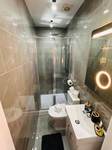 R2 - Luxury En-Ensuite Private Room with own Kitchenette in Birmingham - Halesowen的一间浴室