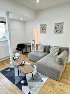 Great Warley StreetThe Modern Smart Home的客厅配有沙发和桌子