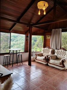 格雷西亚Casa de descanso Villa Serena的客厅配有两张沙发和一张桌子