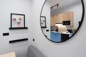 卡托维兹Apartament Plebiscytowa 32的镜子反射着厨房和客厅