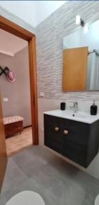 博尔塞纳Little Home的一间带水槽和镜子的浴室