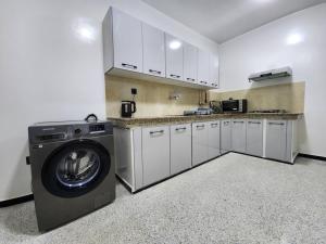 拉巴特Residence Al Kasbah - VacayX - Chic Triplex 3BR -RABAT的客房内的厨房配有洗衣机