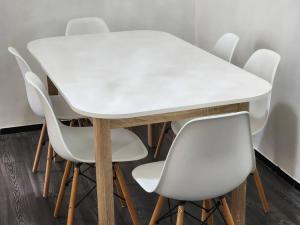 拉巴特Residence Al Kasbah - VacayX - Chic Triplex 3BR -RABAT的周围设有白色的桌子和白色的椅子