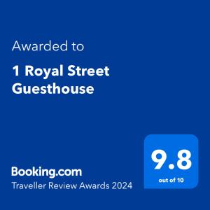 里比克堡1 Royal Street Guesthouse的蓝色文字框,上面写着授予皇家街道旅馆的名字