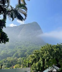 里约热内卢Maison Ruibal的享有远处的山景和树木美景