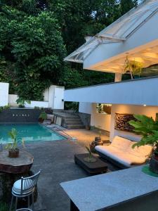 里约热内卢Maison Ruibal的一个带床和游泳池的后院