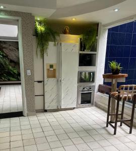 里约热内卢Maison Ruibal的厨房设有开放式门和烤箱。