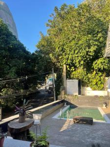 里约热内卢Maison Ruibal的一个带桌椅的庭院和一个游泳池