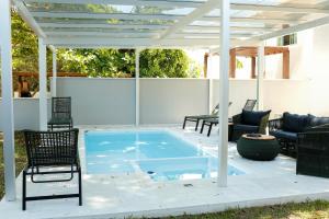 塞尔苏拉穆斯州长镇OPY CAMBOA的庭院设有一座带凉亭的游泳池