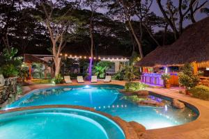 IguanaCasa Papaya - Eco Casita Phase 1-1的夜间在度假村的游泳池
