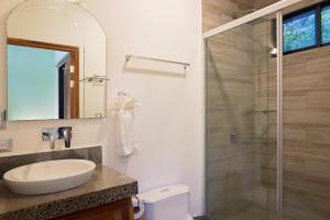 IguanaCasa Papaya - Eco Casita Phase 1-1的一间带水槽和淋浴的浴室