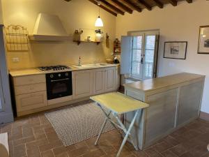 皮耶韦城2 King Bed, 2 Full Bathroom Apartment in Umbria - Tuscany的厨房配有炉灶和水槽