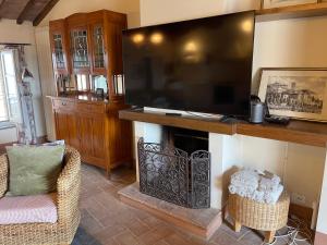 皮耶韦城2 King Bed, 2 Full Bathroom Apartment in Umbria - Tuscany的客厅设有壁炉和大电视