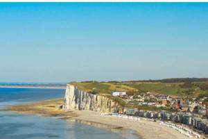 厄镇Gîte côté mer au calme - Proche de la Baie de Somme的享有海滩、建筑和大海的景色