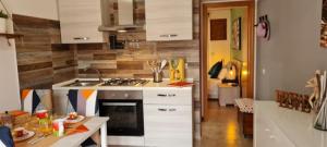 博尔塞纳Little Home的厨房配有水槽和炉灶 顶部烤箱