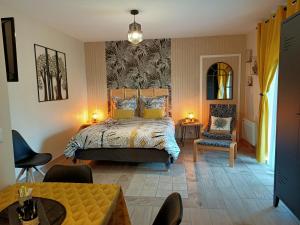 AdastLe balcon des cimes的卧室配有一张床和一张桌子及椅子